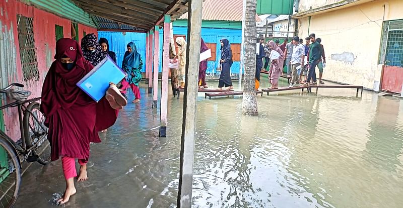 বন্যাদুর্গত এলাকায় আজ এইচএসসি পরীক্ষা হচ্ছে। একটি কেন্দ্রের মাঠে হাঁটু পানি। ফলে পানিতে বেঞ্চ ফেলে পরীক্ষার্থীরা কেন্দ্রে প্রবেশ করছেন। আজ রোববার সকাল সাড়ে নয়টার দিকে জামালপুরের ইসলামপুর উপজেলার বেলগাছা মাধ্যমিকবিদ্যালয় ও বিএম কলেজ কেন্দ্রে